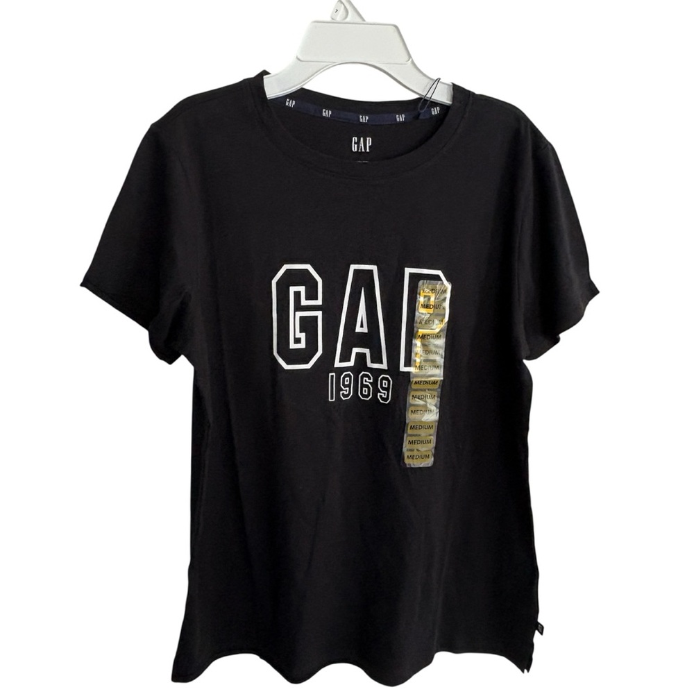 NWT- Gap woman’s short sleeve logo tee, true black, size Medium